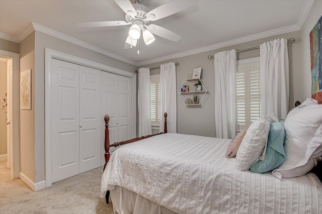 bedroom with light carpet, a ceiling fan, ornamental molding, and a closet