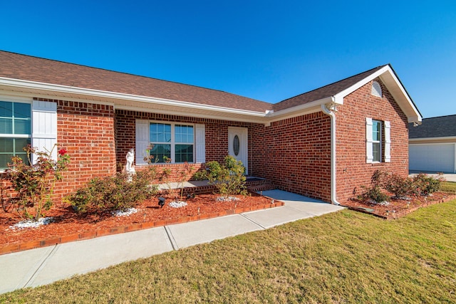 single story home with a front yard