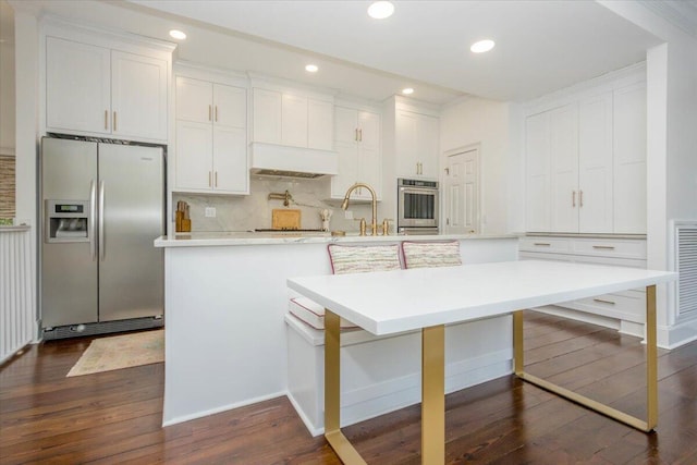 kitchen featuring a kitchen island with sink, dark wood-type flooring, white cabinets, stainless steel fridge with ice dispenser, and tasteful backsplash