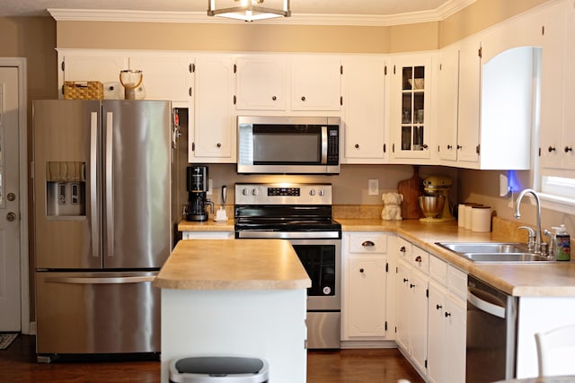3943 Carson Cutoff, Martinez, GA 30907 - kitchen with stainless steel appliances, light countertops, white cabinetry, a center island, and crown molding
