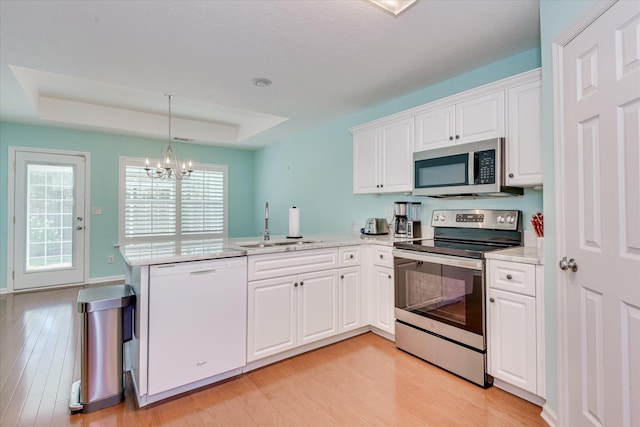 109 Mitchell Dr, North Augusta, SC 29860 - kitchen featuring stainless steel appliances, a peninsula, healthy amount of natural light, and light wood-style flooring
