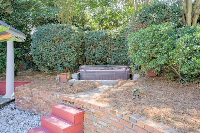 view of yard featuring a hot tub