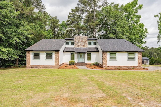 view of front of property featuring a front yard