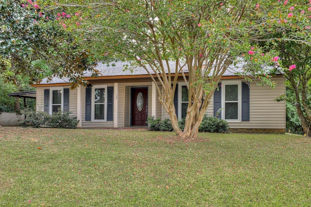 ranch-style house featuring a front yard