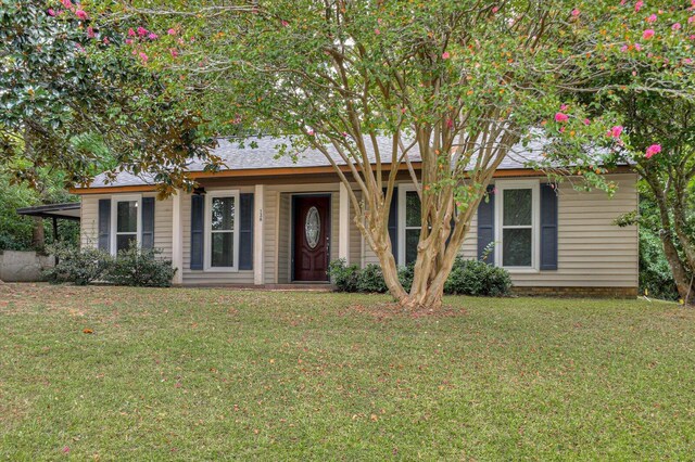 ranch-style house featuring a front yard