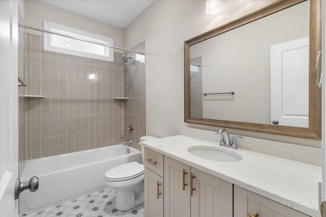 carpeted empty room featuring ceiling fan, ornamental molding, and a tray ceiling