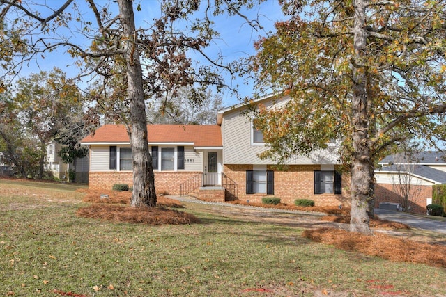 tri-level home featuring a front lawn