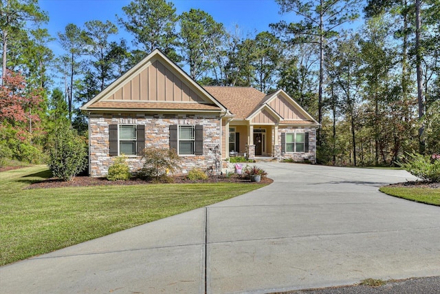 craftsman inspired home featuring a front yard