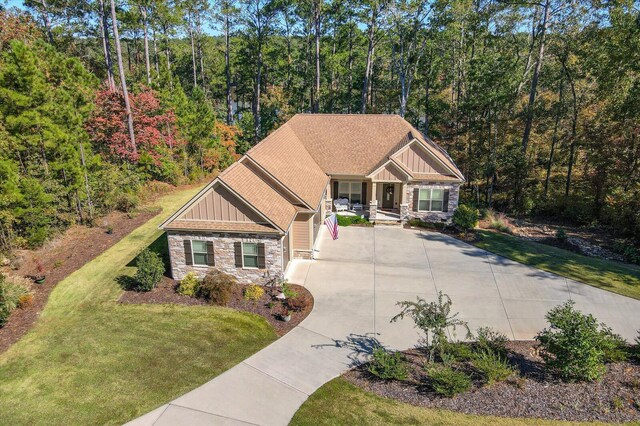 craftsman-style house featuring a front lawn and a porch