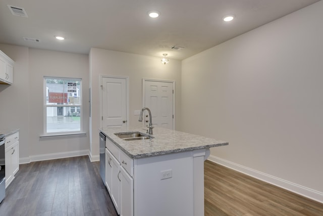 kitchen featuring white cabinetry, a center island with sink, dark hardwood / wood-style floors, and sink