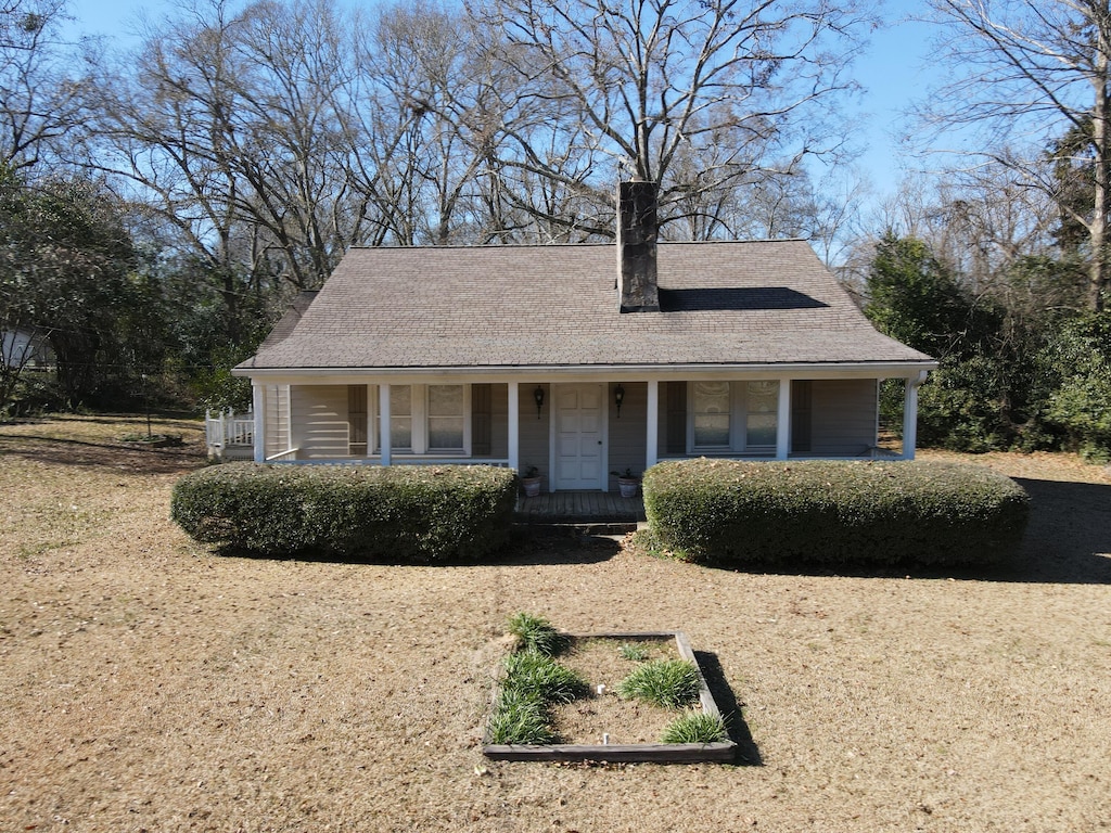 view of front of property featuring a porch