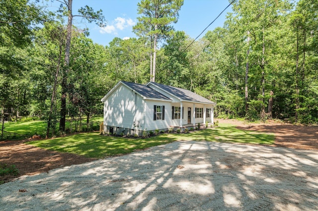 502 Shadowmoor Ct, Thomson, GA 30824 - view of front of property featuring a front lawn, covered porch, and a wooded view