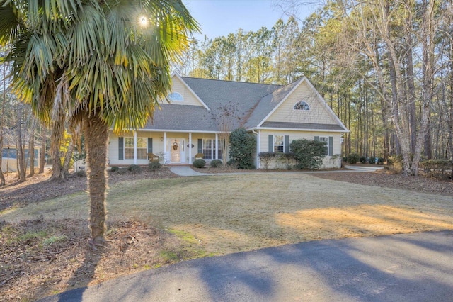 view of front of property with a front yard