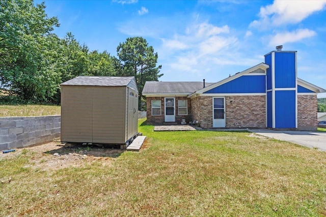 view of front of home featuring a shed and a front lawn