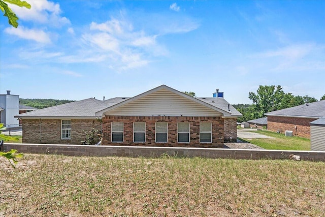 view of front of house with a front yard