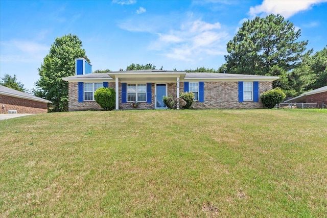 ranch-style home featuring a front lawn