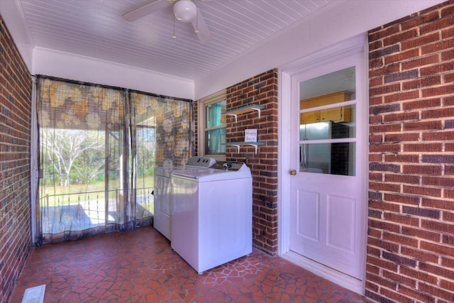 unfurnished sunroom with visible vents, separate washer and dryer, and ceiling fan