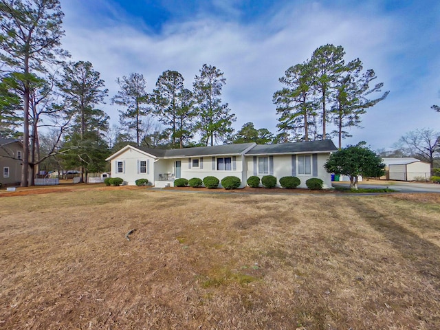 ranch-style house featuring a front yard