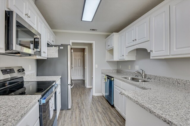 4620 Country Glen Cir, Grovetown, GA 30813 - kitchen featuring stainless steel appliances, a sink, white cabinets, crown molding, and wood finished floors