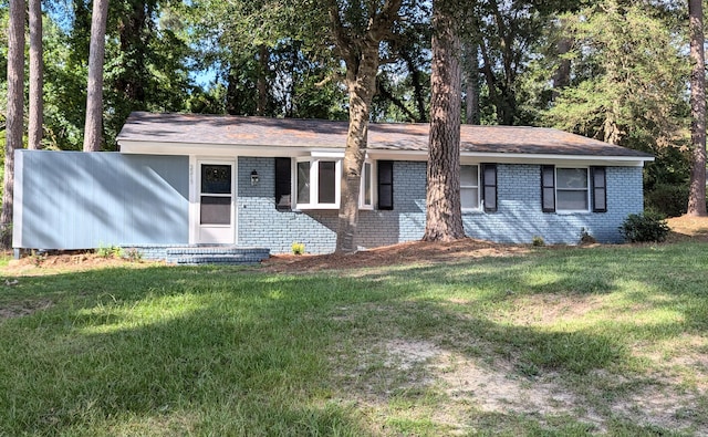 single story home featuring a front lawn