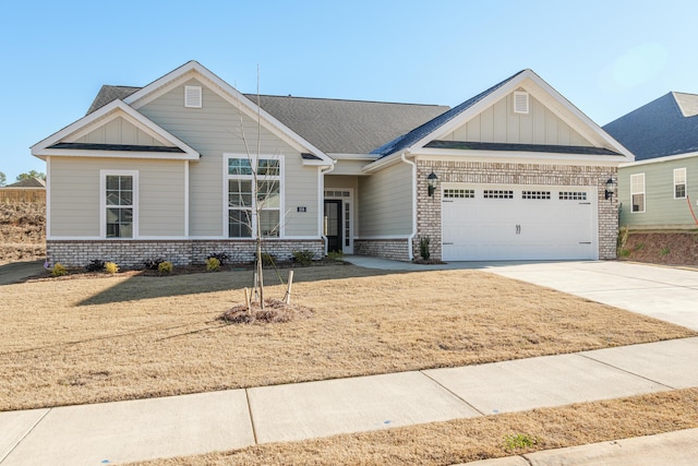 craftsman house featuring a garage