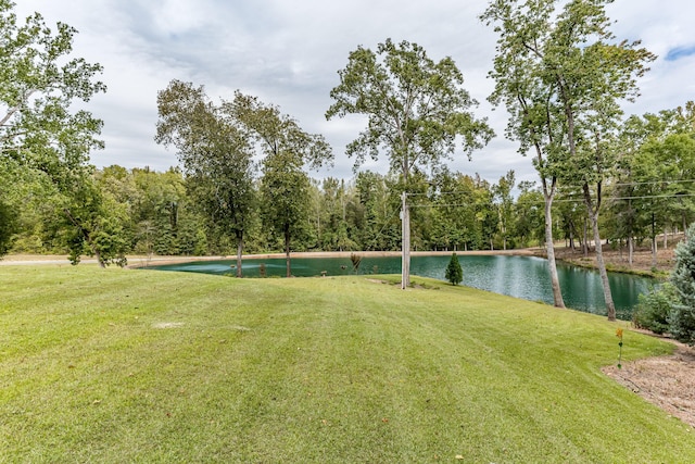 view of yard featuring a water view