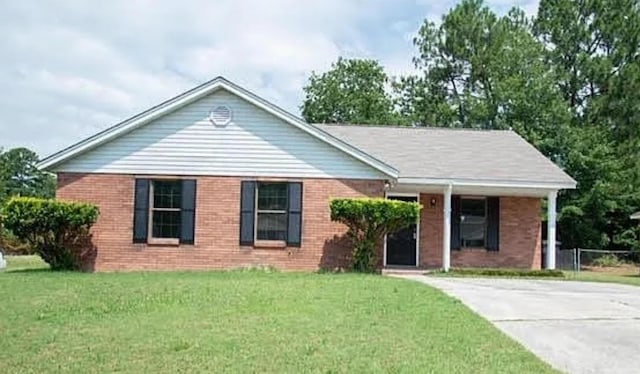 view of front facade with a front yard