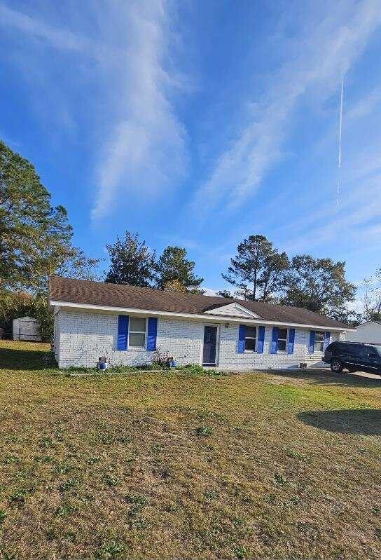 ranch-style house featuring a front lawn