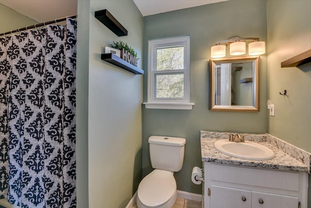 full bathroom featuring toilet, a shower with curtain, baseboards, and vanity