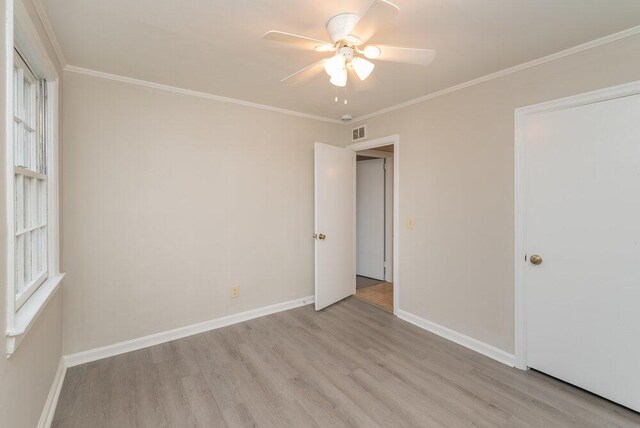 unfurnished room with crown molding, light hardwood / wood-style flooring, and ceiling fan