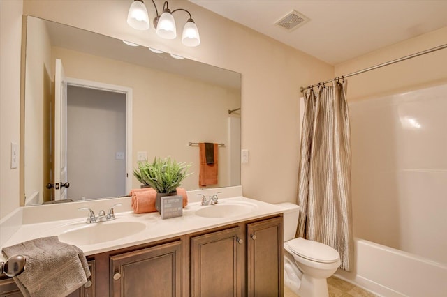 full bathroom featuring vanity, a chandelier, toilet, and shower / bath combo