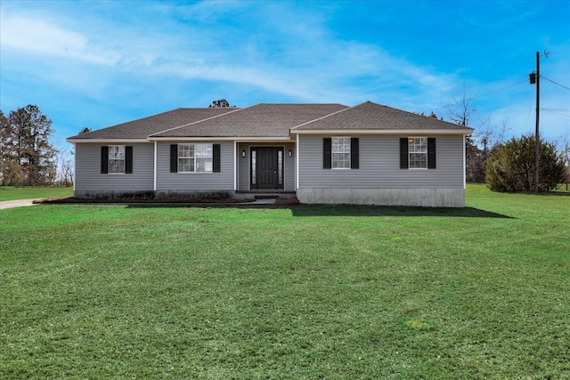 view of front of house featuring a shingled roof and a front yard