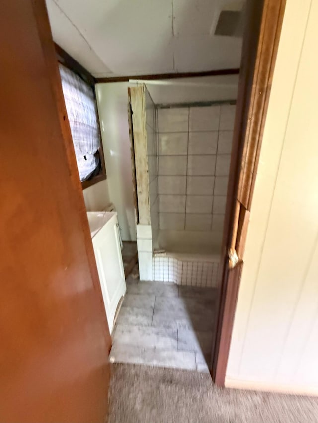 205 Addison St, Johnston, SC 29832 - bathroom featuring tiled shower and vanity