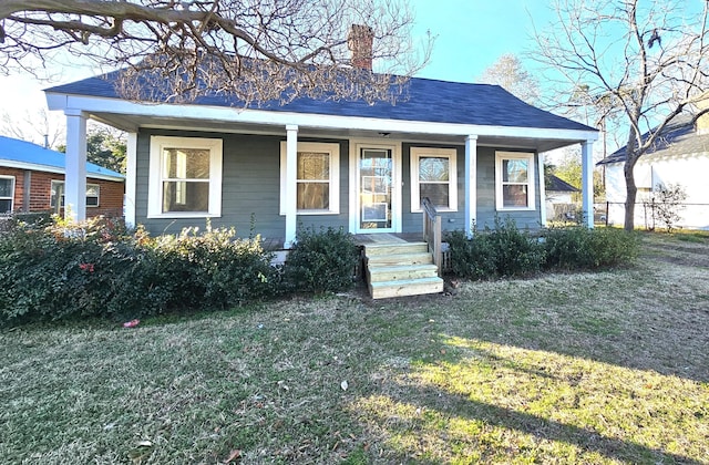 view of front facade featuring a porch and a front lawn