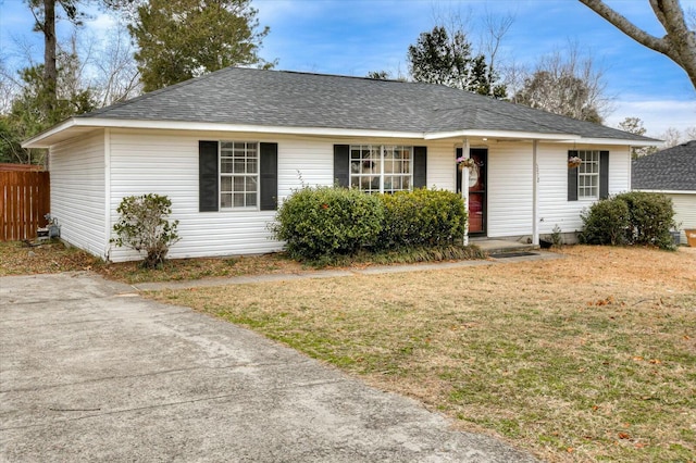 ranch-style house featuring a front yard