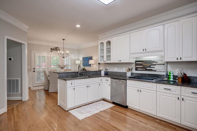 kitchen featuring visible vents, crown molding, a sink, a peninsula, and stainless steel appliances
