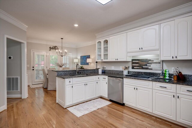 909 Nerium Trl, Evans, GA 30809 - kitchen featuring visible vents, crown molding, a sink, a peninsula, and stainless steel appliances