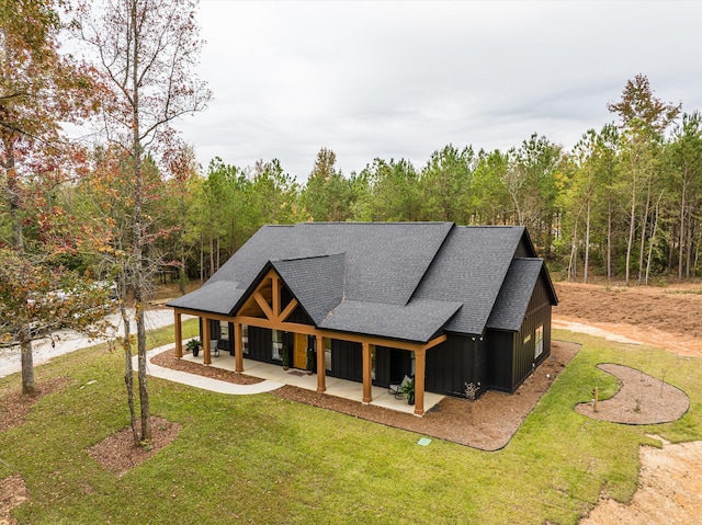 1008 Folly Run Dr, Lincolnton, GA 30817 - modern farmhouse style home featuring a shingled roof, board and batten siding, a front yard, and a patio