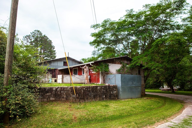 view of front facade with a front yard