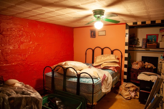 bedroom with ceiling fan