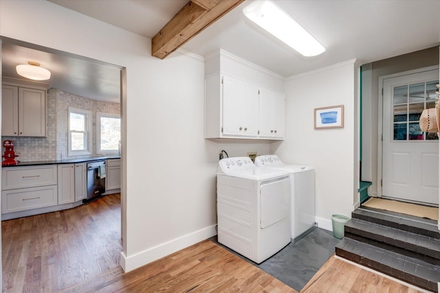 laundry room featuring cabinet space, light wood-style flooring, baseboards, and independent washer and dryer