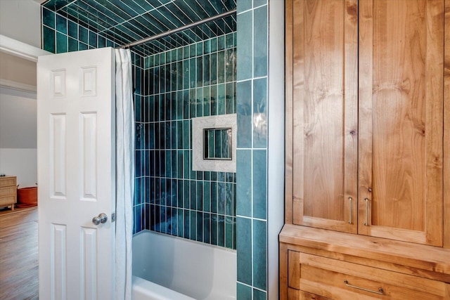 interior details with shower / tub combo