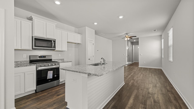 kitchen with visible vents, dark wood-style flooring, a sink, stainless steel appliances, and white cabinetry
