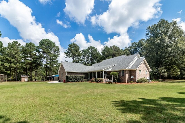 view of front of house featuring a front yard