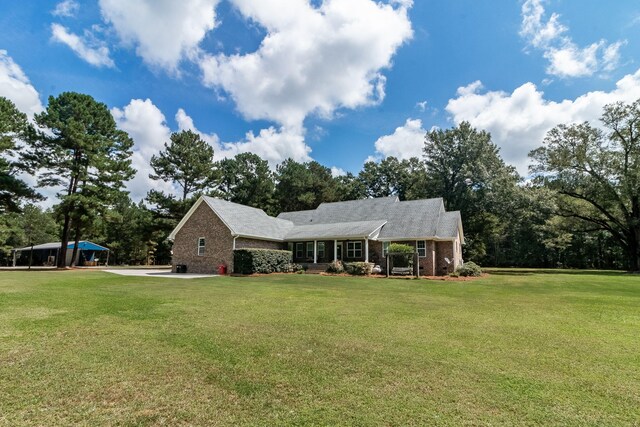 view of front of home with a front lawn