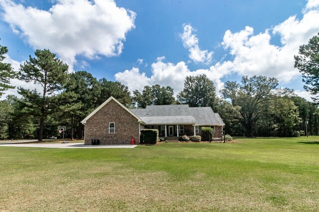 view of front facade featuring a front lawn