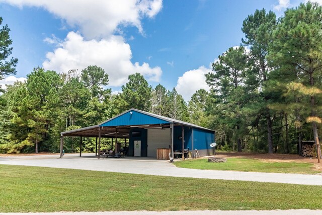 view of front of house featuring an outbuilding and a front lawn