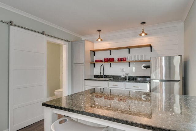 649 Bent Creek Dr, Evans, GA 30809 - kitchen with open shelves, freestanding refrigerator, a sink, crown molding, and a barn door