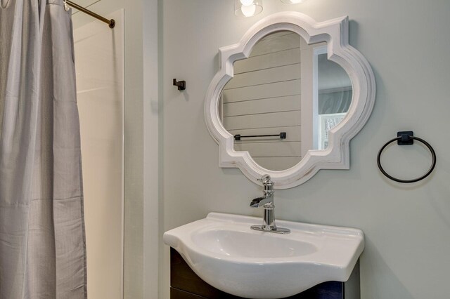 649 Bent Creek Dr, Evans, GA 30809 - bathroom with vanity and a shower with curtain