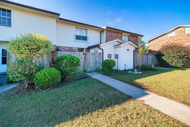 view of front of property featuring a front yard